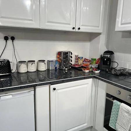Tudor House - 6 Guests -Off Street Parking -Quiet Location - Secure Garden Wigan Eksteriør billede