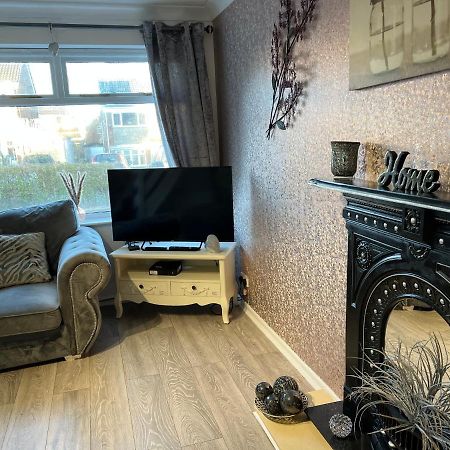 Tudor House - 6 Guests -Off Street Parking -Quiet Location - Secure Garden Wigan Eksteriør billede