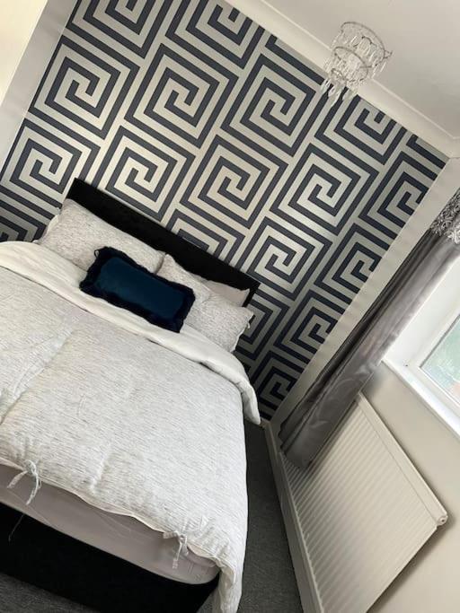 Tudor House - 6 Guests -Off Street Parking -Quiet Location - Secure Garden Wigan Eksteriør billede