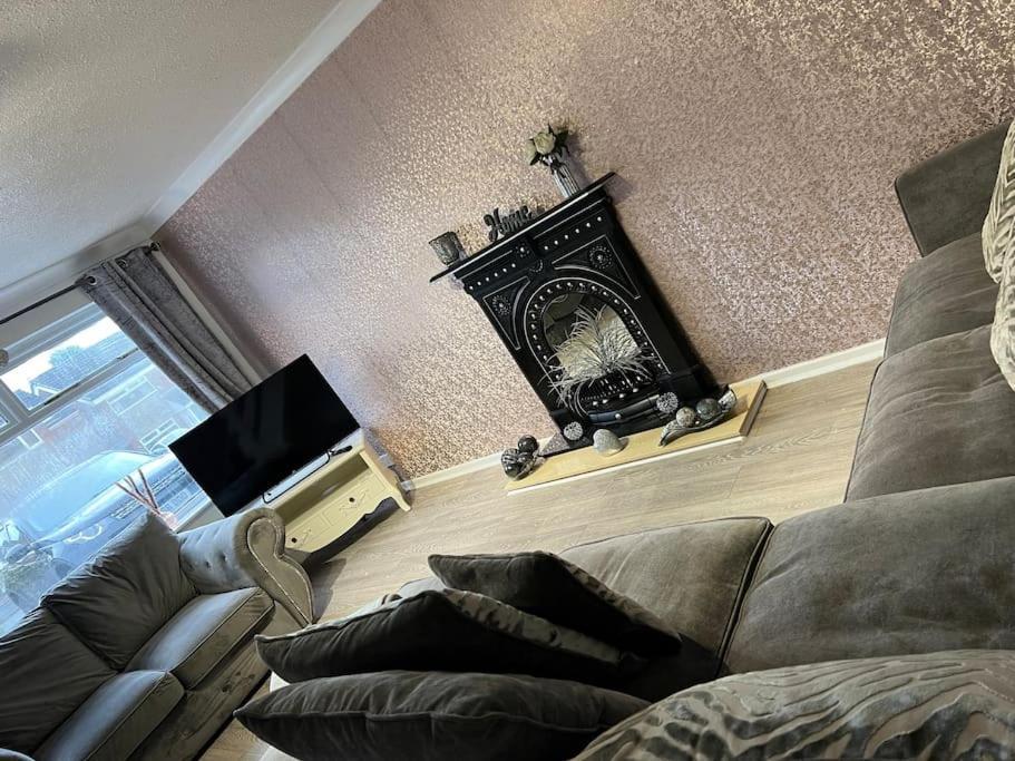 Tudor House - 6 Guests -Off Street Parking -Quiet Location - Secure Garden Wigan Eksteriør billede