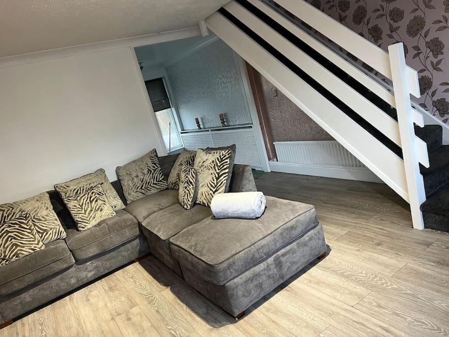 Tudor House - 6 Guests -Off Street Parking -Quiet Location - Secure Garden Wigan Eksteriør billede