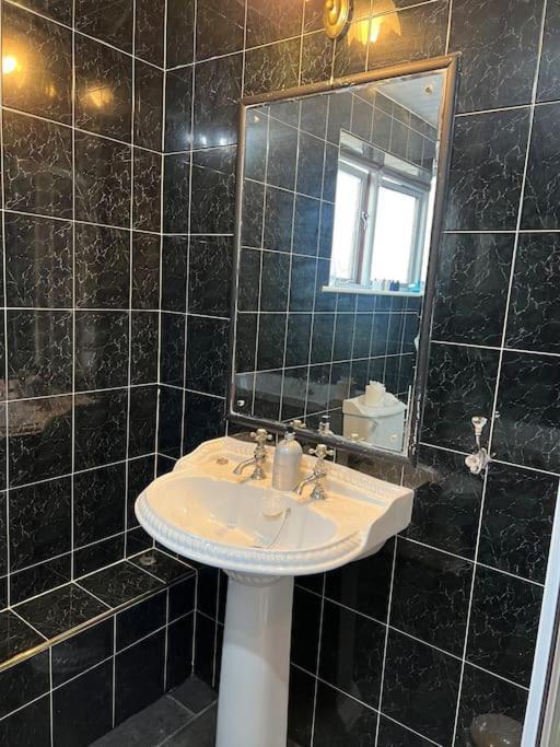 Tudor House - 6 Guests -Off Street Parking -Quiet Location - Secure Garden Wigan Eksteriør billede