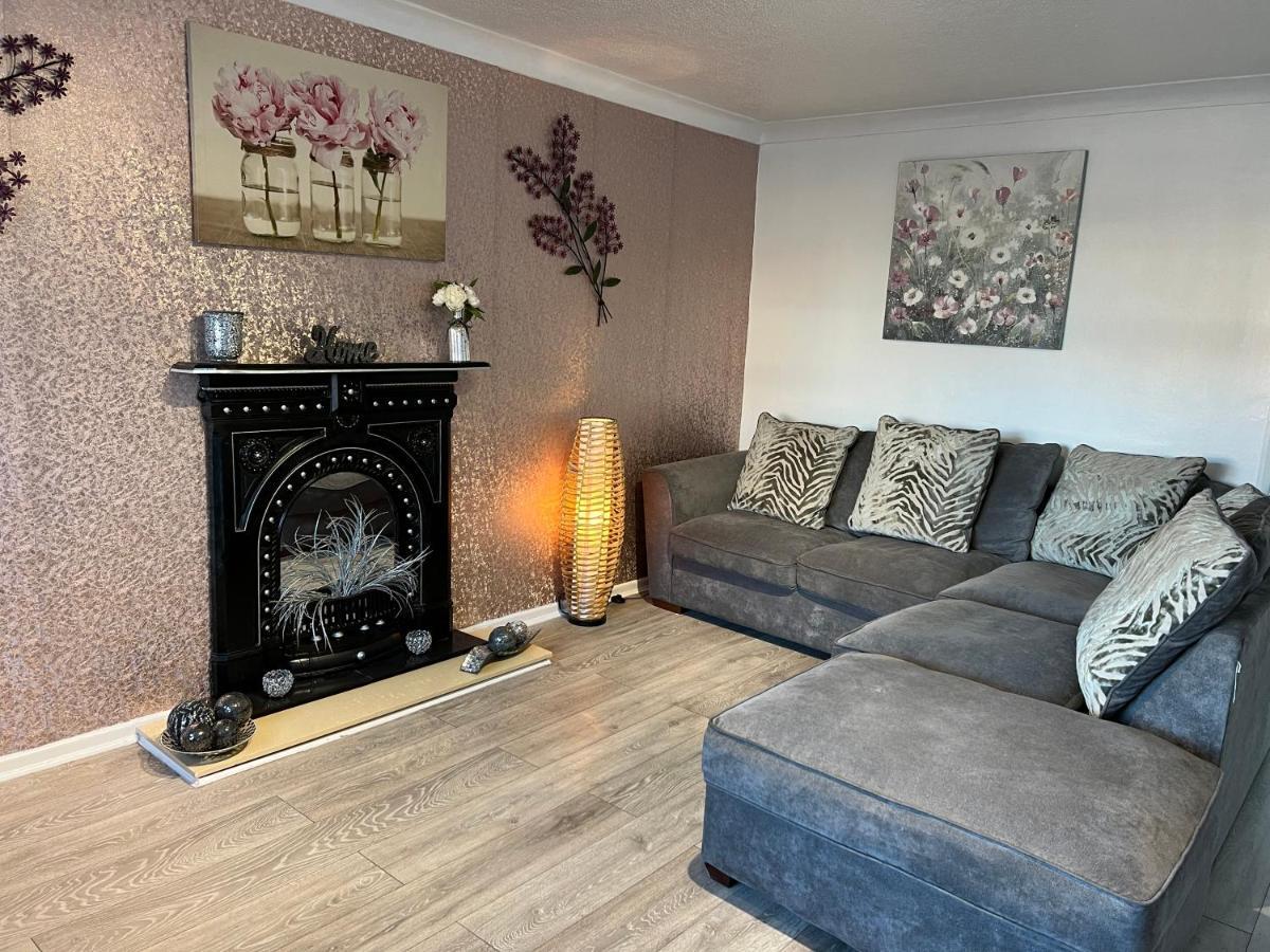 Tudor House - 6 Guests -Off Street Parking -Quiet Location - Secure Garden Wigan Eksteriør billede